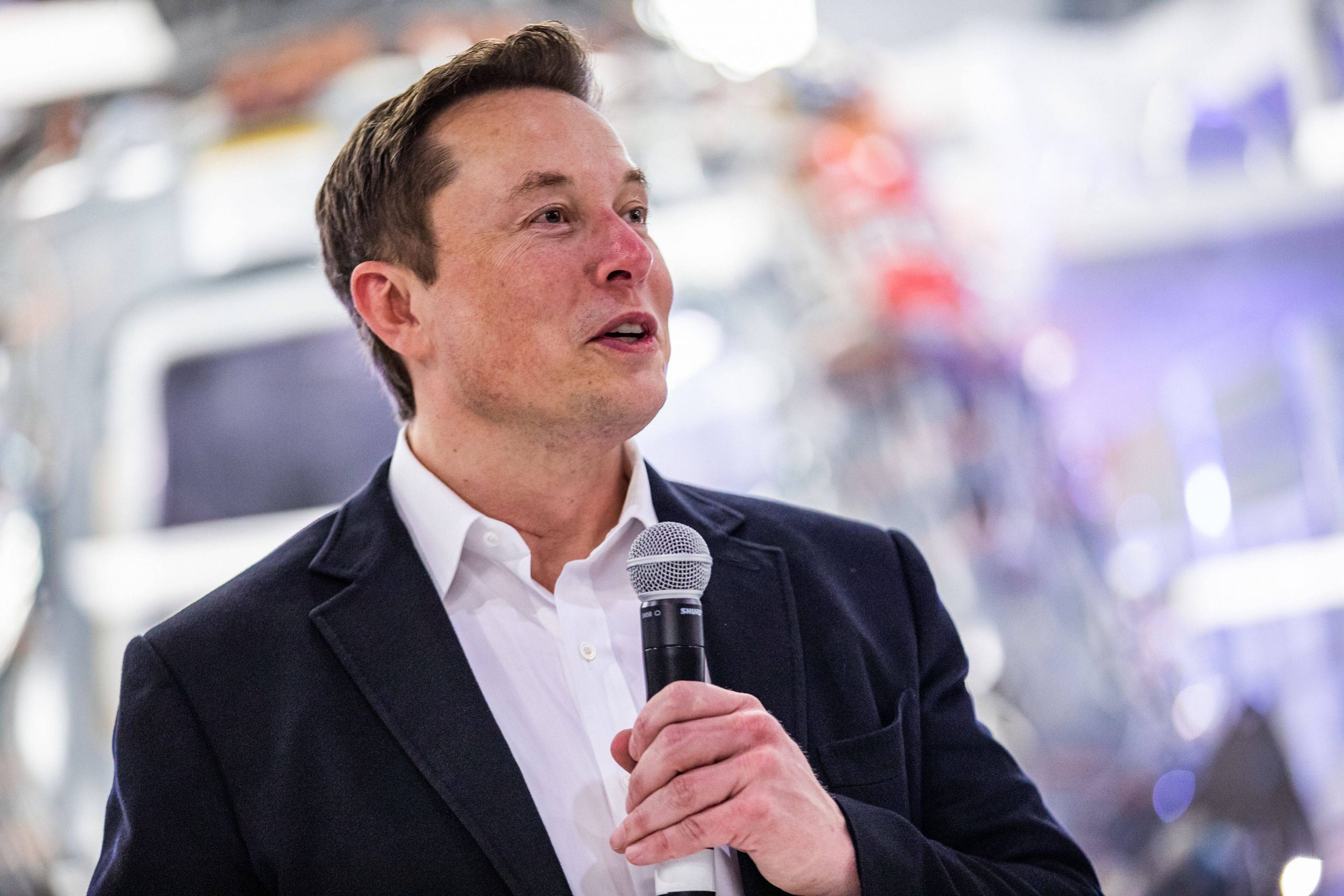 Elon Musk Twitter'a yeniden ara verdi