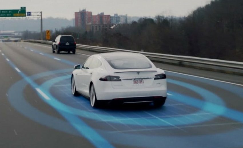 Tesla Ay ışığını trafik ışığı sanıyor!